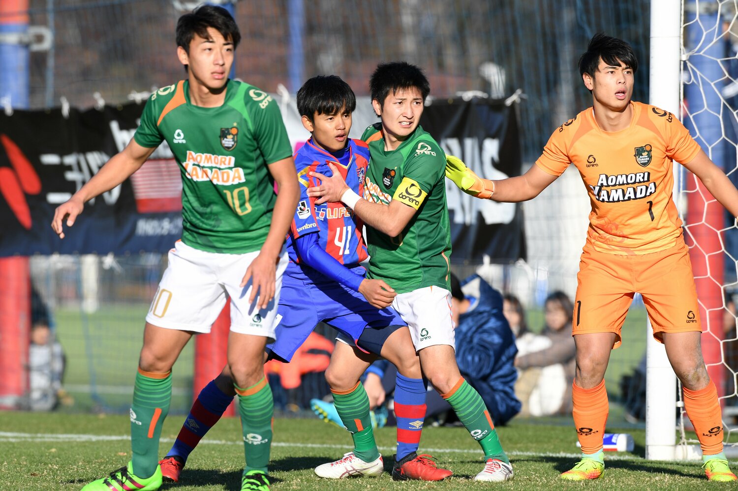 サッカー界には「高円宮杯プレミアリーグ」など年間を通じたリーグ戦があり、Jユースvs高校という戦いも一般的だ（2016年撮影）©Getty Images