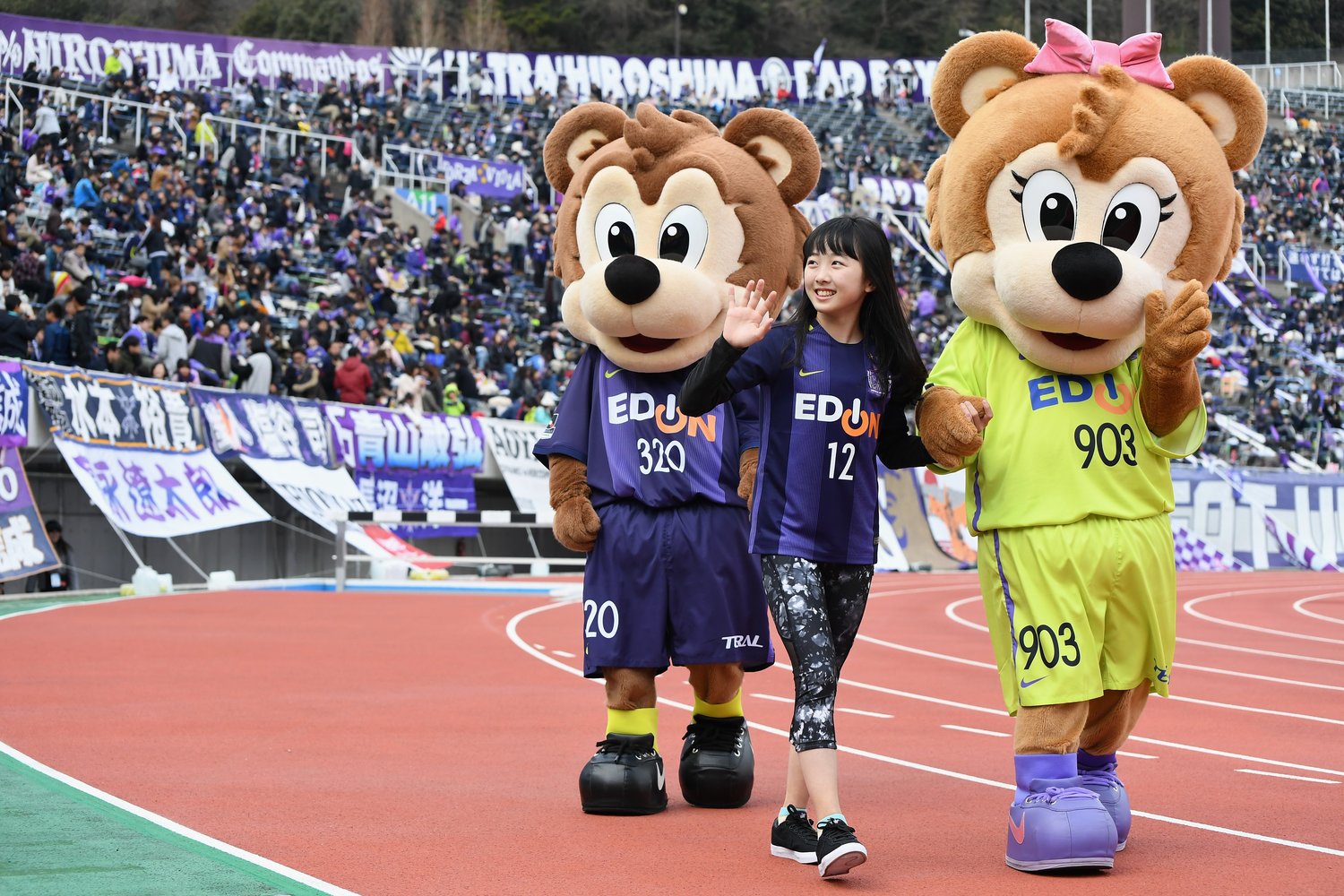 2017年J1第1節広島vs.新潟戦。スポンサーのCMに出演していた縁からゲストに招かれた本田望結　©︎Getty Images