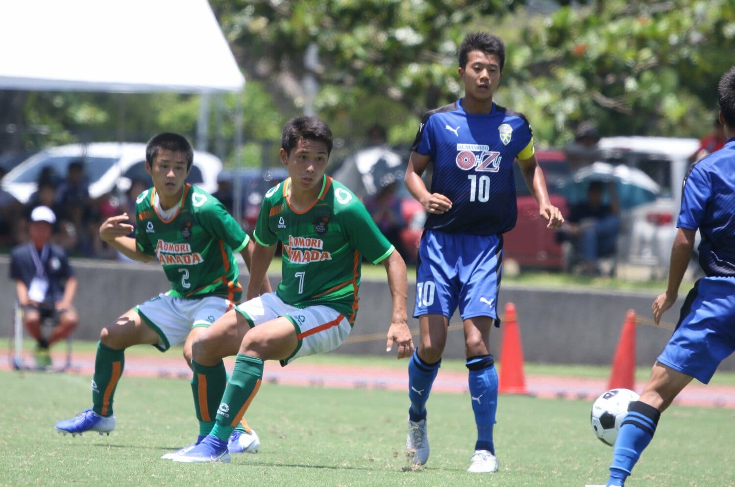 大津高校では10番を背負った濃野公人。左は青森山田高校時代の松木　©︎Takahito Ando