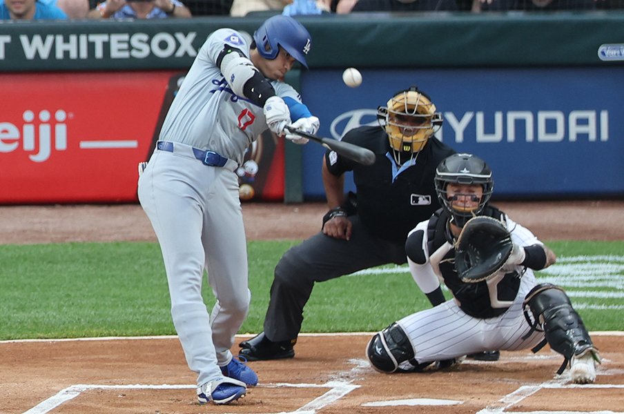 大谷翔平の衝撃ホームランは特大弾だけじゃない…「ウソだろ？」「悔しい」“完封直後に2打席連発、片ひざ片手弾”に相手も周囲もボウ然＜Number Web＞ photograph by JIJI PRESS