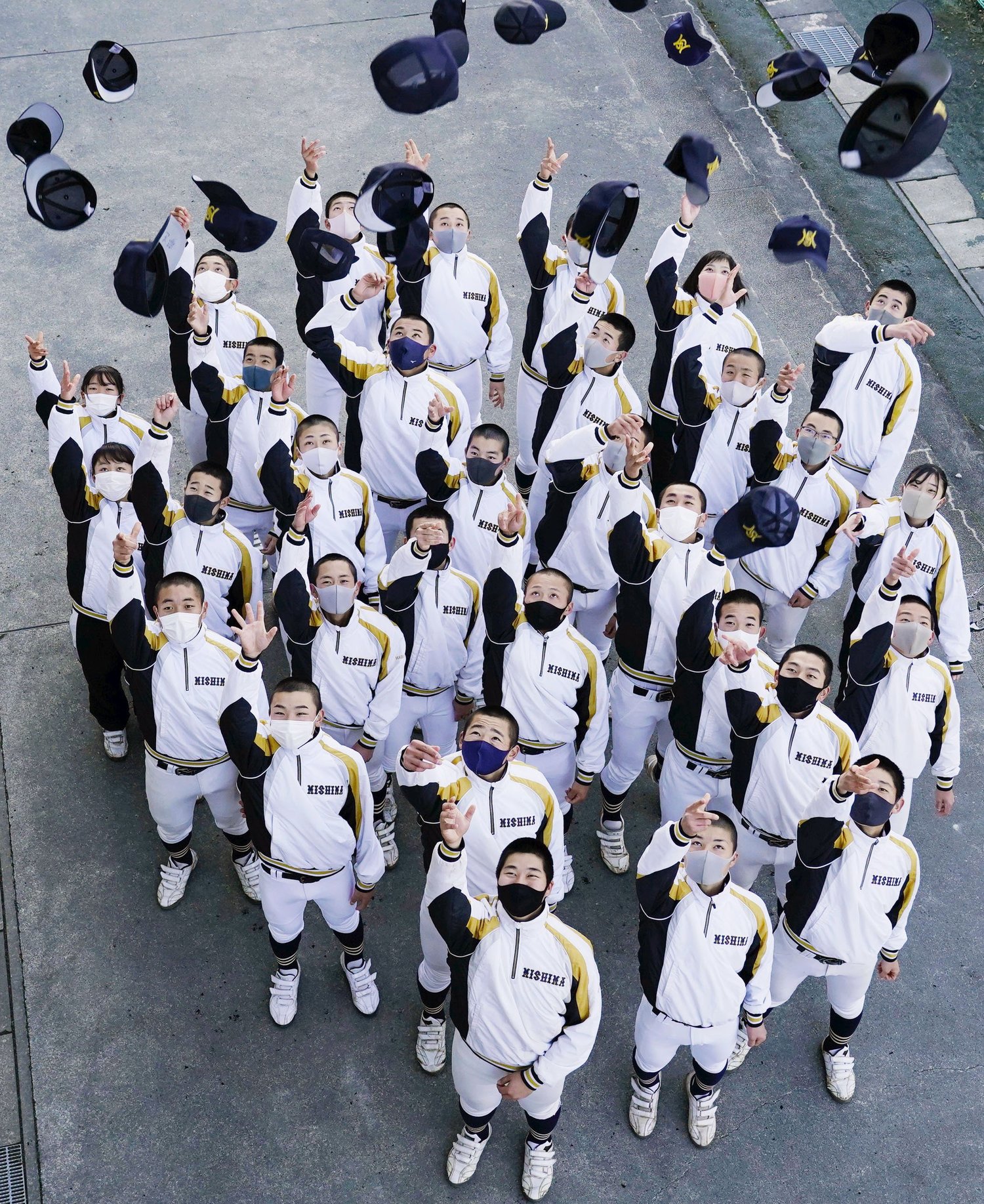 センバツ出場が決まり帽子を投げる三島南の部員たち©Kyodo News