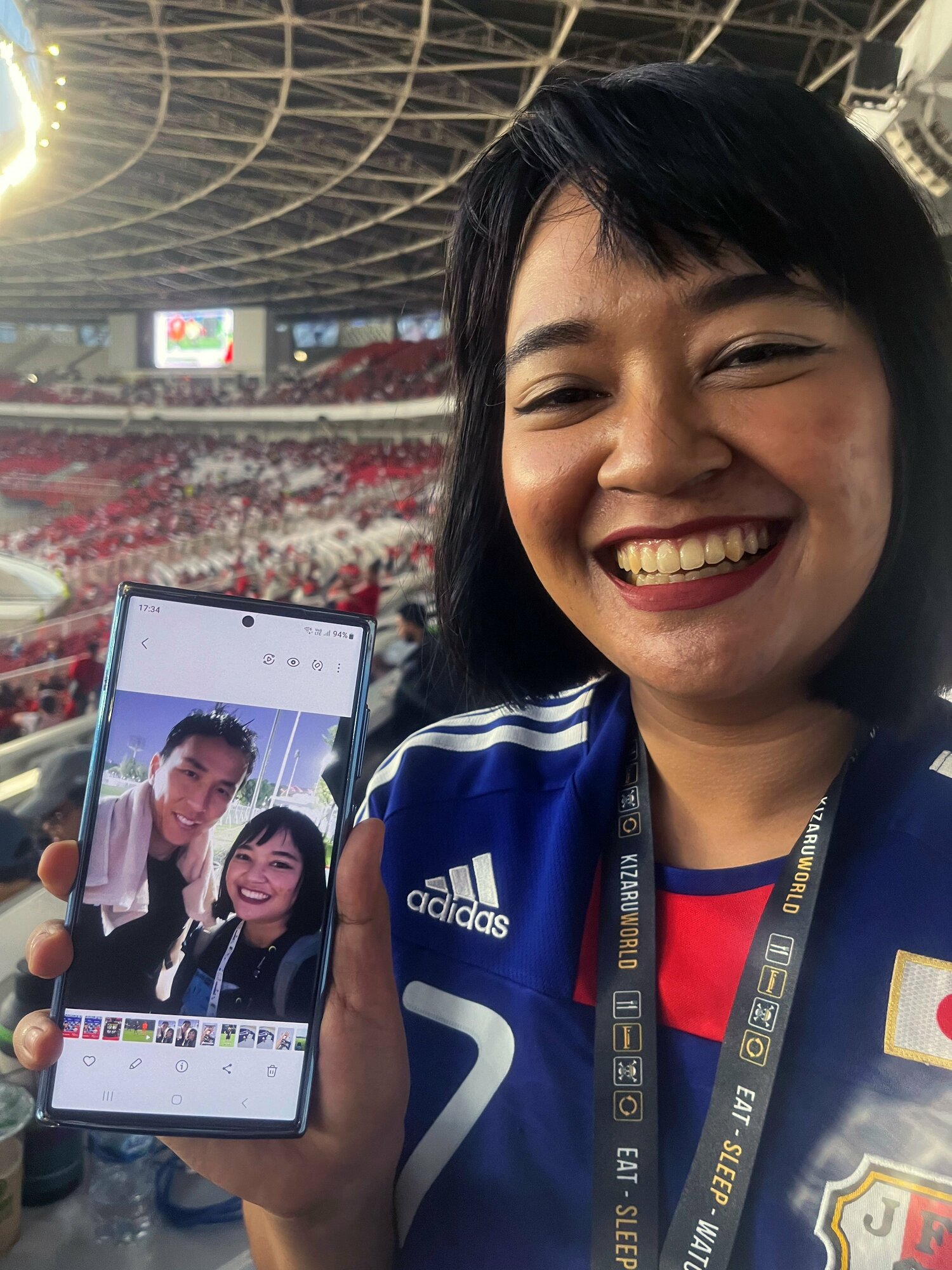 長谷部との2ショット写真に嬉しそう ©Yusuke Mimura