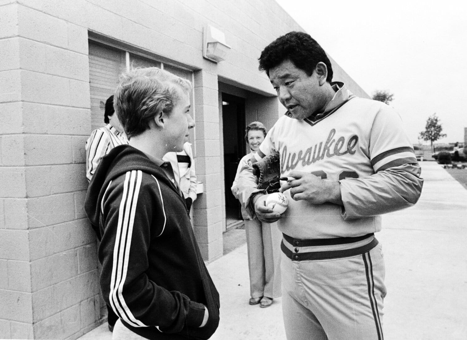 1985年春、ブリュワーズの練習に参加した江夏。地元の子供にサインをする　©Sankei Shimbun