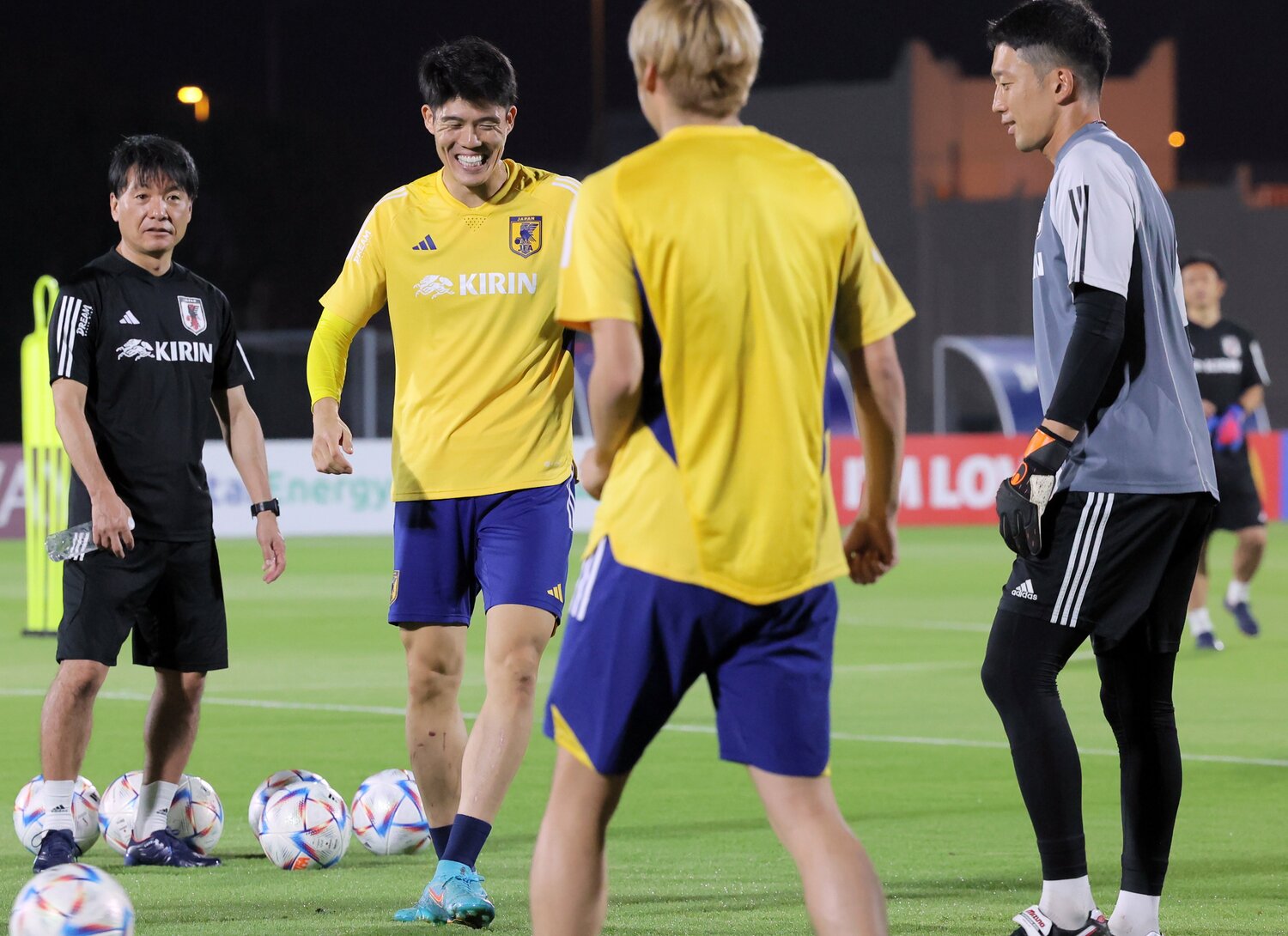 11月15日、リラックした表情で練習する冨安 ©JIJI PRESS