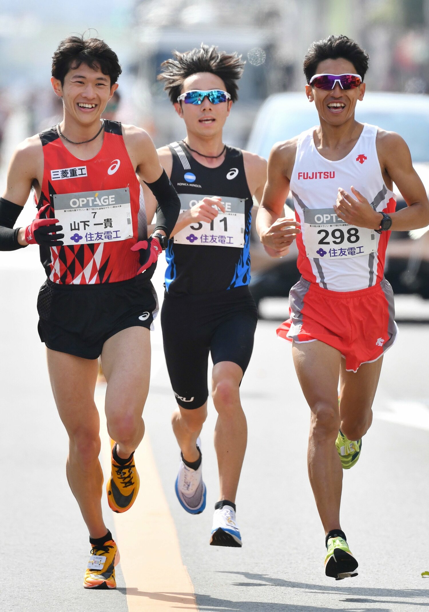 30kmも超えたレース終盤に先頭集団にいる山下と浦野が談笑している姿は話題となった。真ん中後方が星　©JIJI PRESS