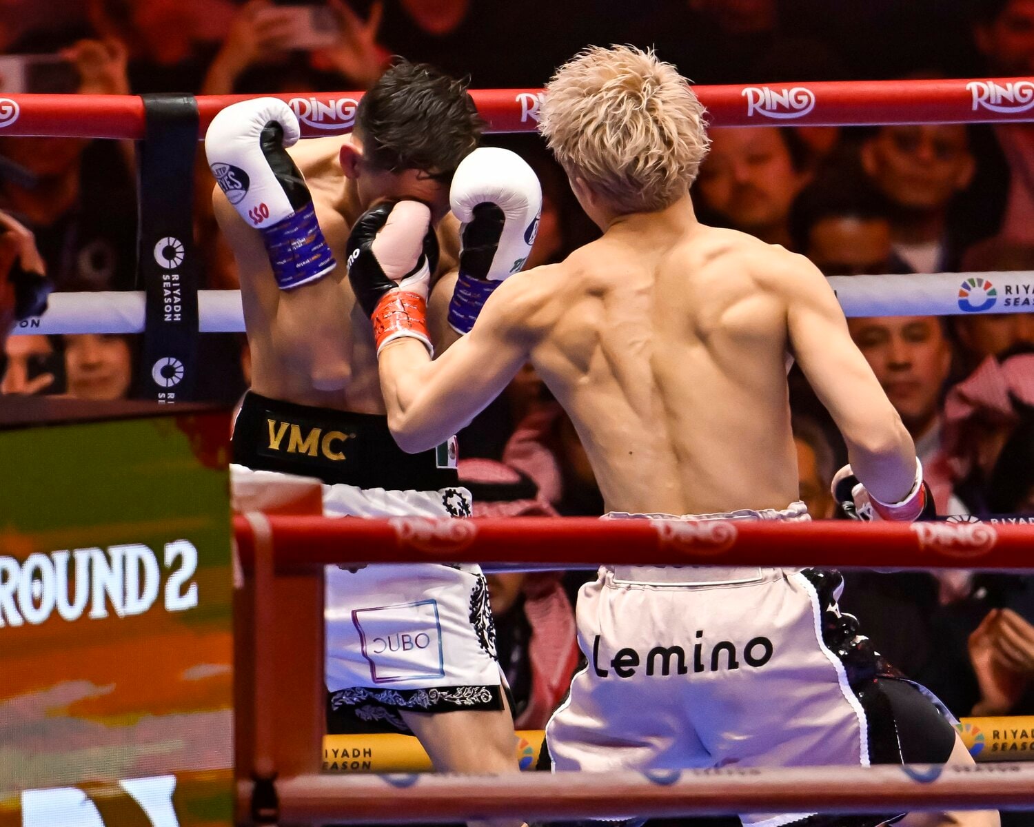 ピカソのガードの隙間から左アッパーをねじ込む井上尚弥　©Hiroaki Finito Yamaguchi