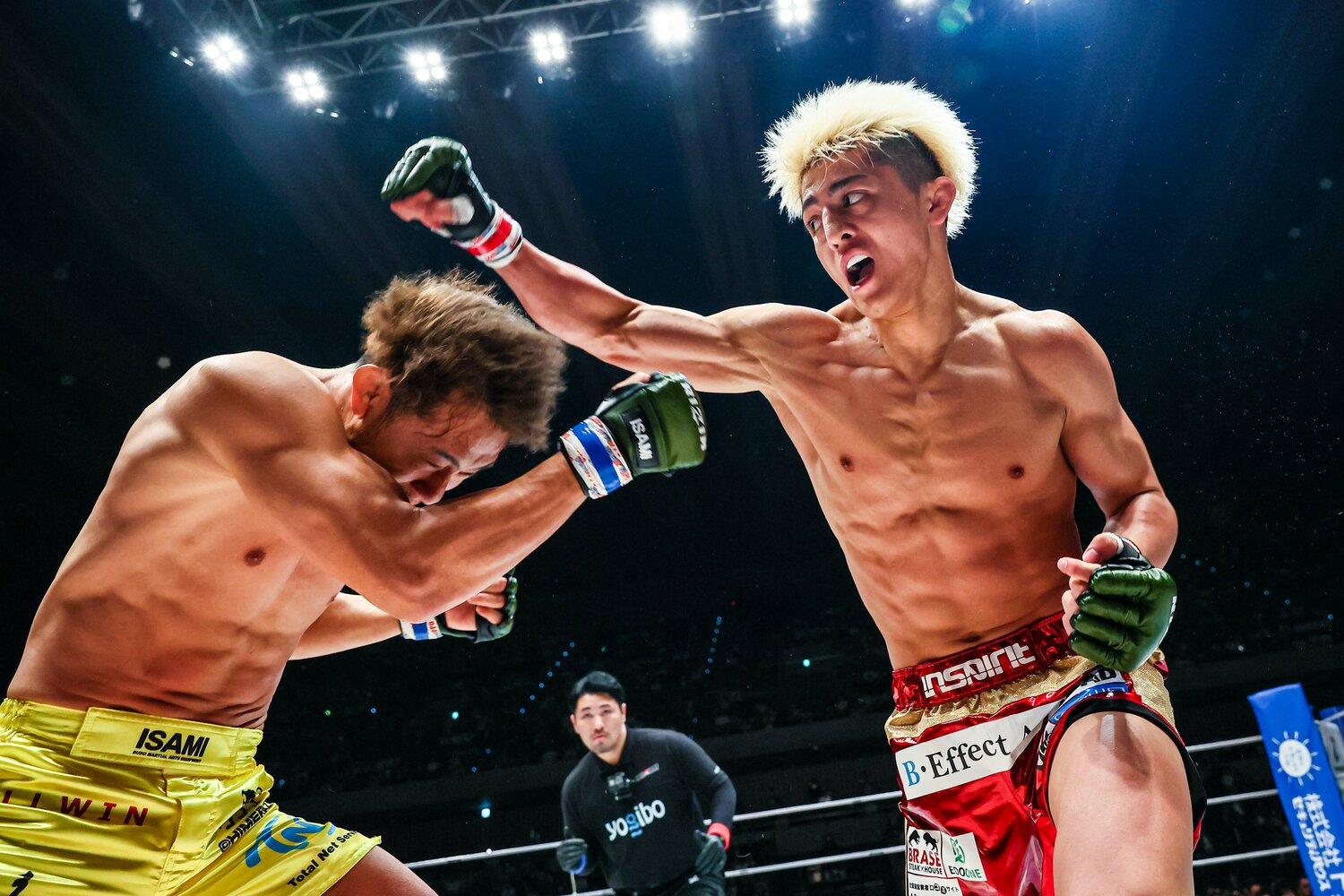 左右の連打で猛攻を仕掛ける鈴木　©RIZIN FF Susumu Nagao