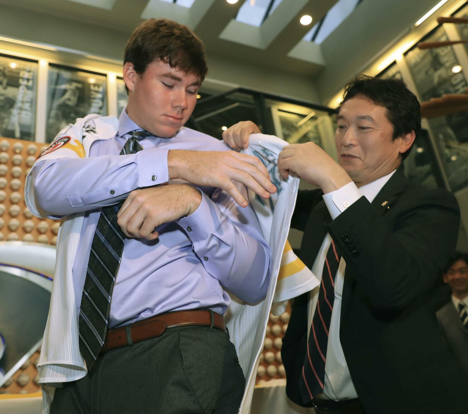 2019年5月、カーター・スチュワートの入団会見。右が三笠GM ©KYODO