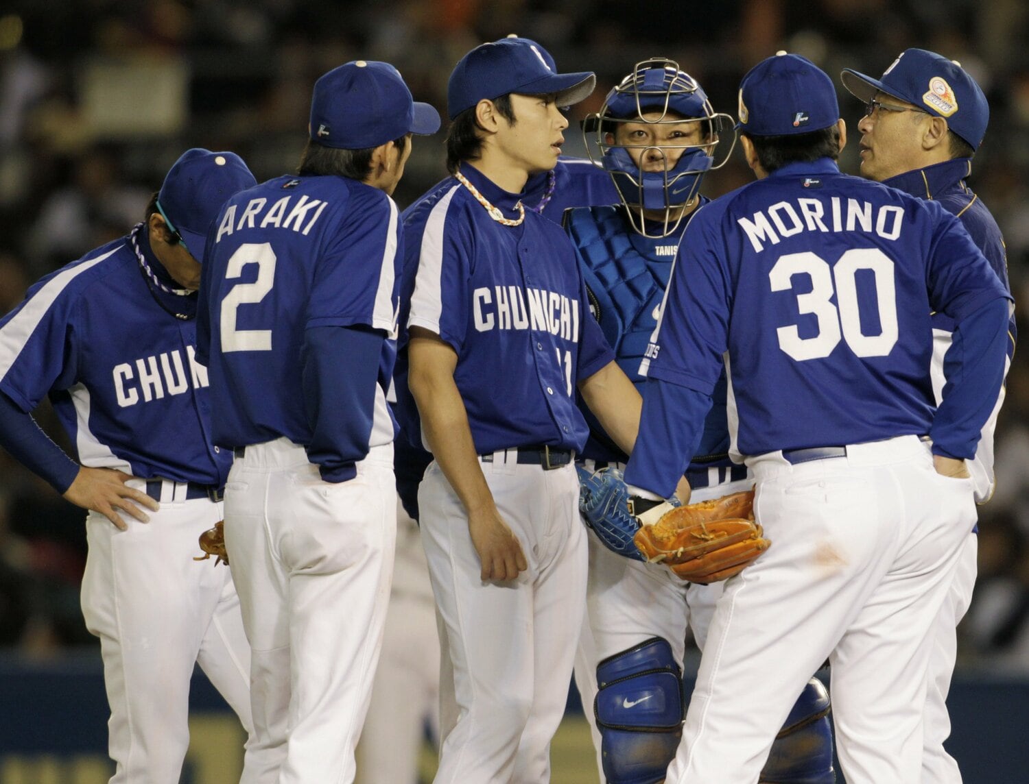 2011年の日本シリーズ、マウンドの浅尾拓也に声をかける落合監督　©JIJI PRESS