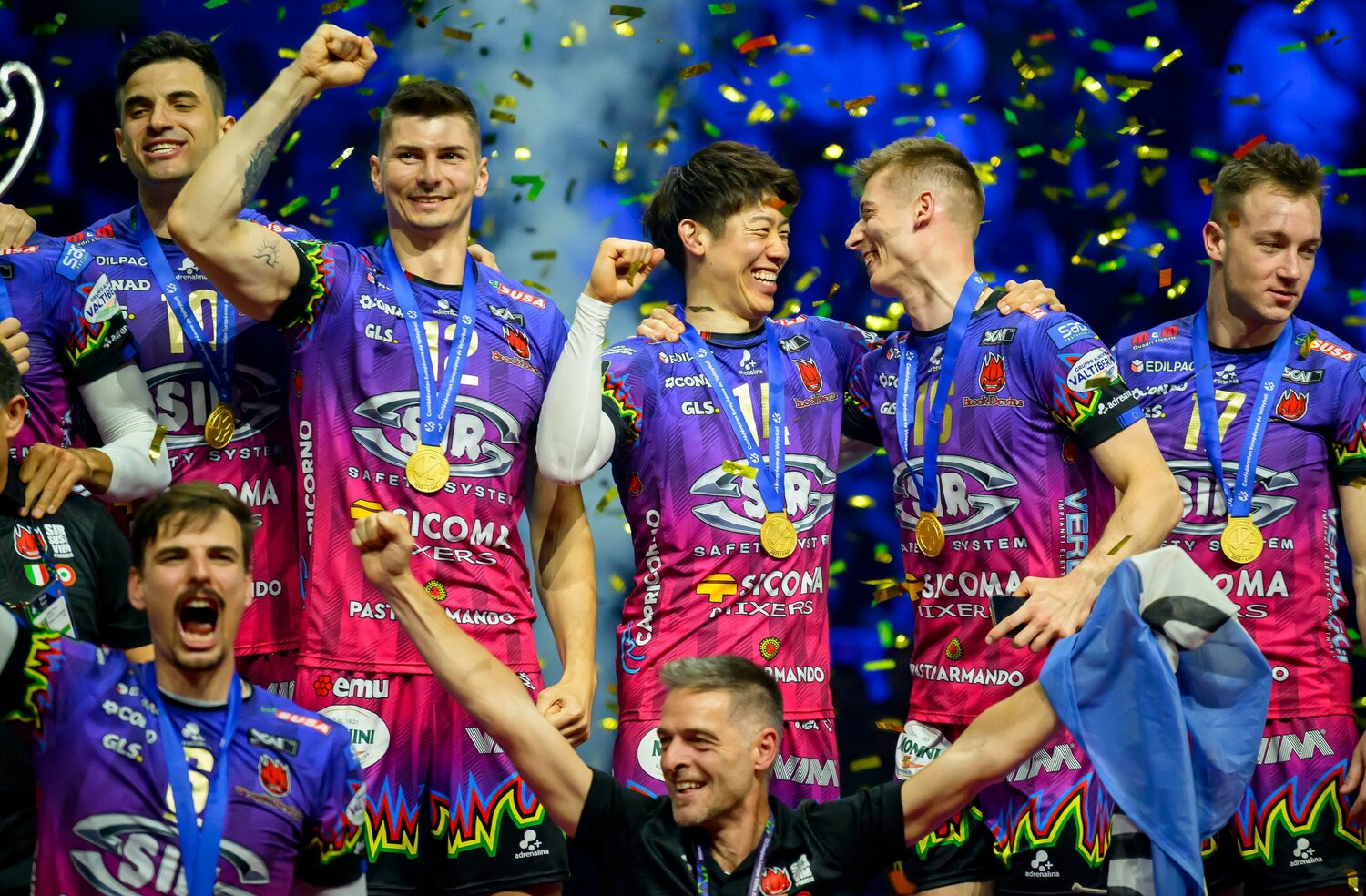 表彰式でチームメイトと喜びを分かち合う石川祐希。スクデットは逃したが、悲願のCL制覇を達成した　©︎Newspix.pl/AFLO