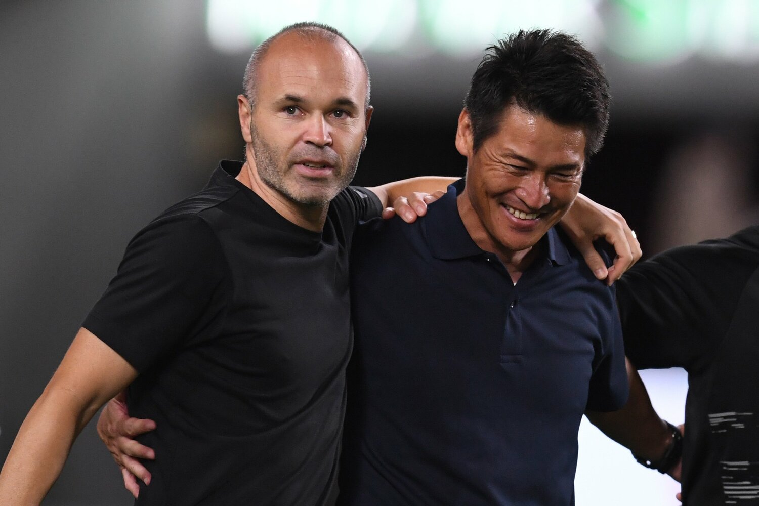 吉田孝行監督と肩を組むアンドレス・イニエスタ