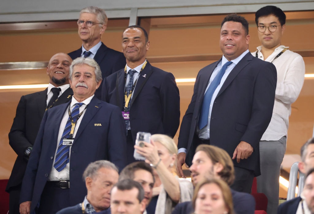 ロベルト・カルロス、カフー、ロナウドもご満悦の表情（左奥はベンゲル氏） ©Getty Images