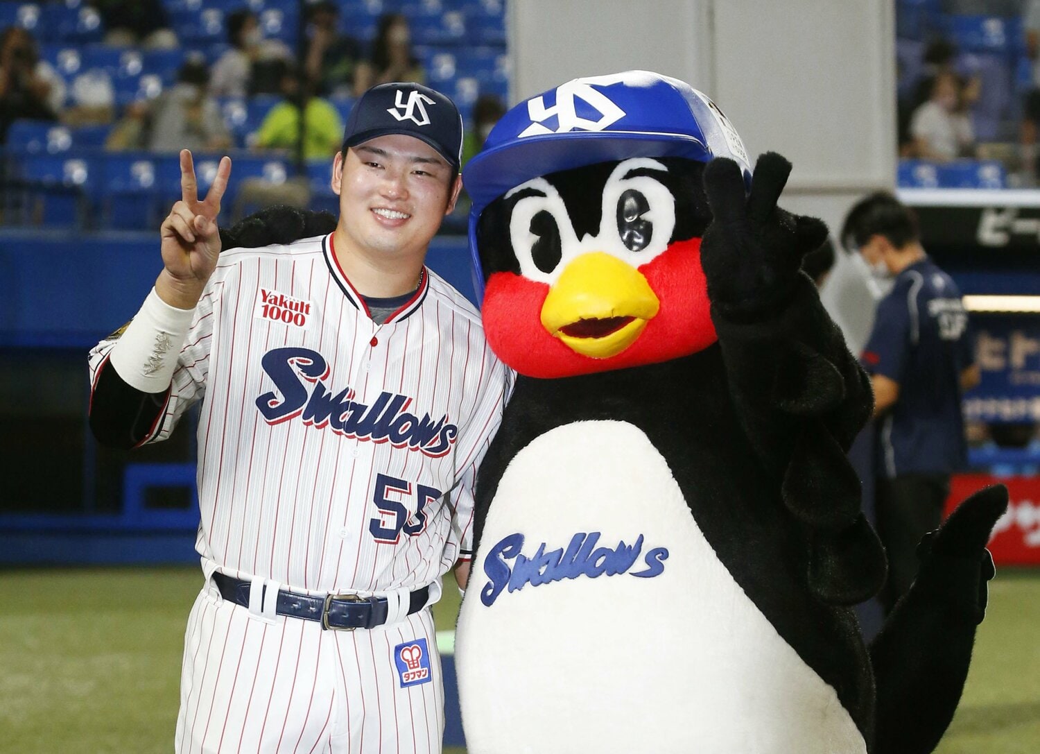 8月も絶好調で、史上最年少の三冠王を狙う村上。現在の最年少記録保持者は82年の落合博満　©KYODO