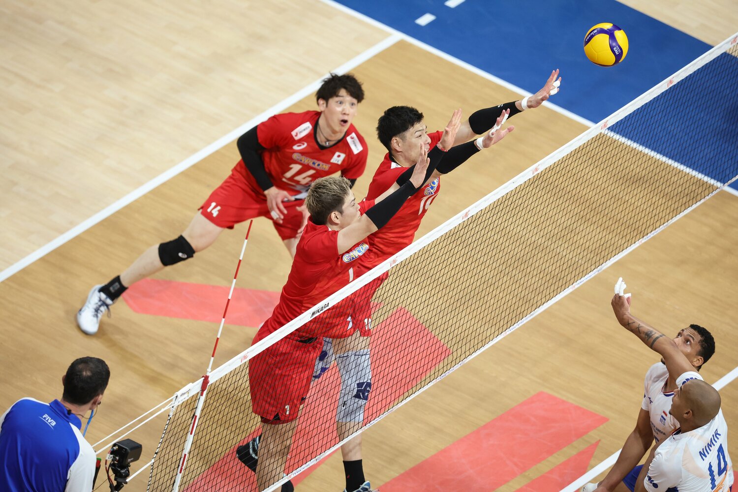 202cmの高さを生かした力強いブロックが魅力のミドルブロッカー。山内、小野寺と同じく高橋も高校でバレーボールを本格的に始めている（写真は2024年ネーションズリーグ）　©︎Takahisa Hirano