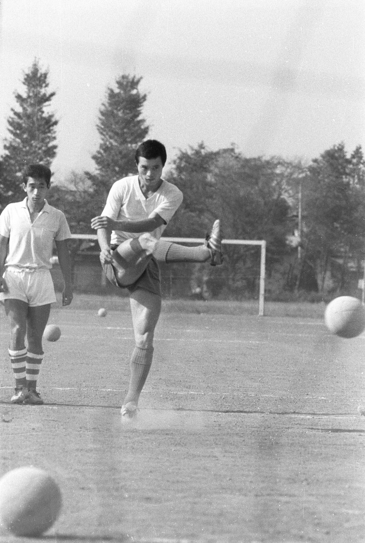 シュート練習をする早稲田大学時代の釜本（1966年撮影） ©︎NIKKAN SPORTS／AFLO