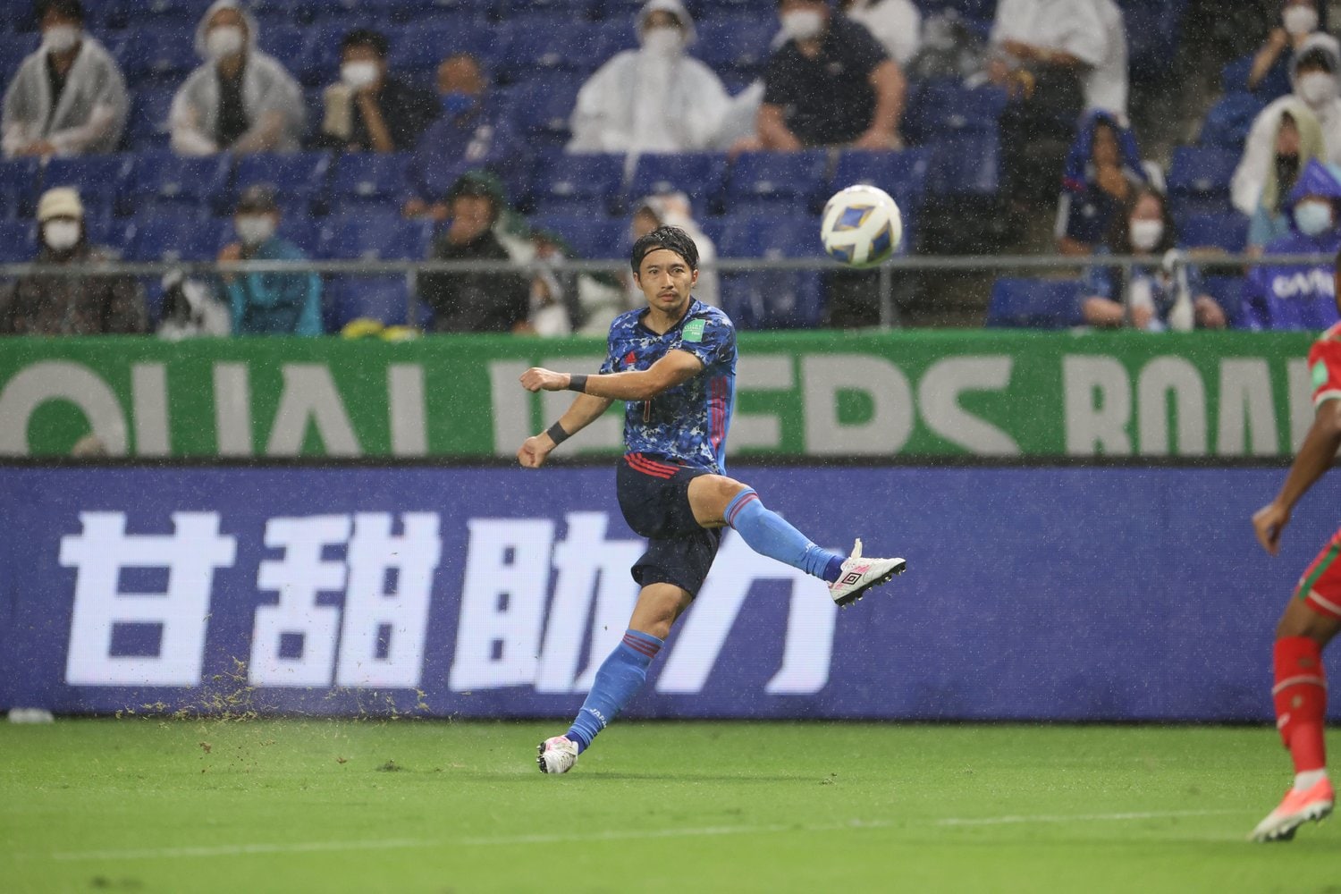 持ち前の冷静さは健在だったが、攻撃面でのアグレッシブさに欠いた印象の柴崎岳、©JMPA