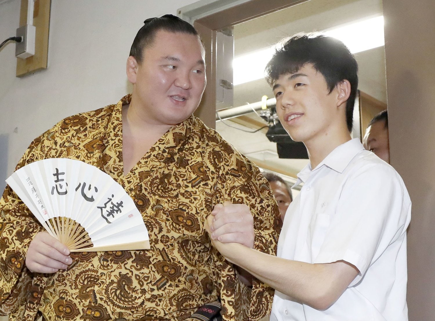 2017年、白鵬と握手する藤井四段　©Kyodo News