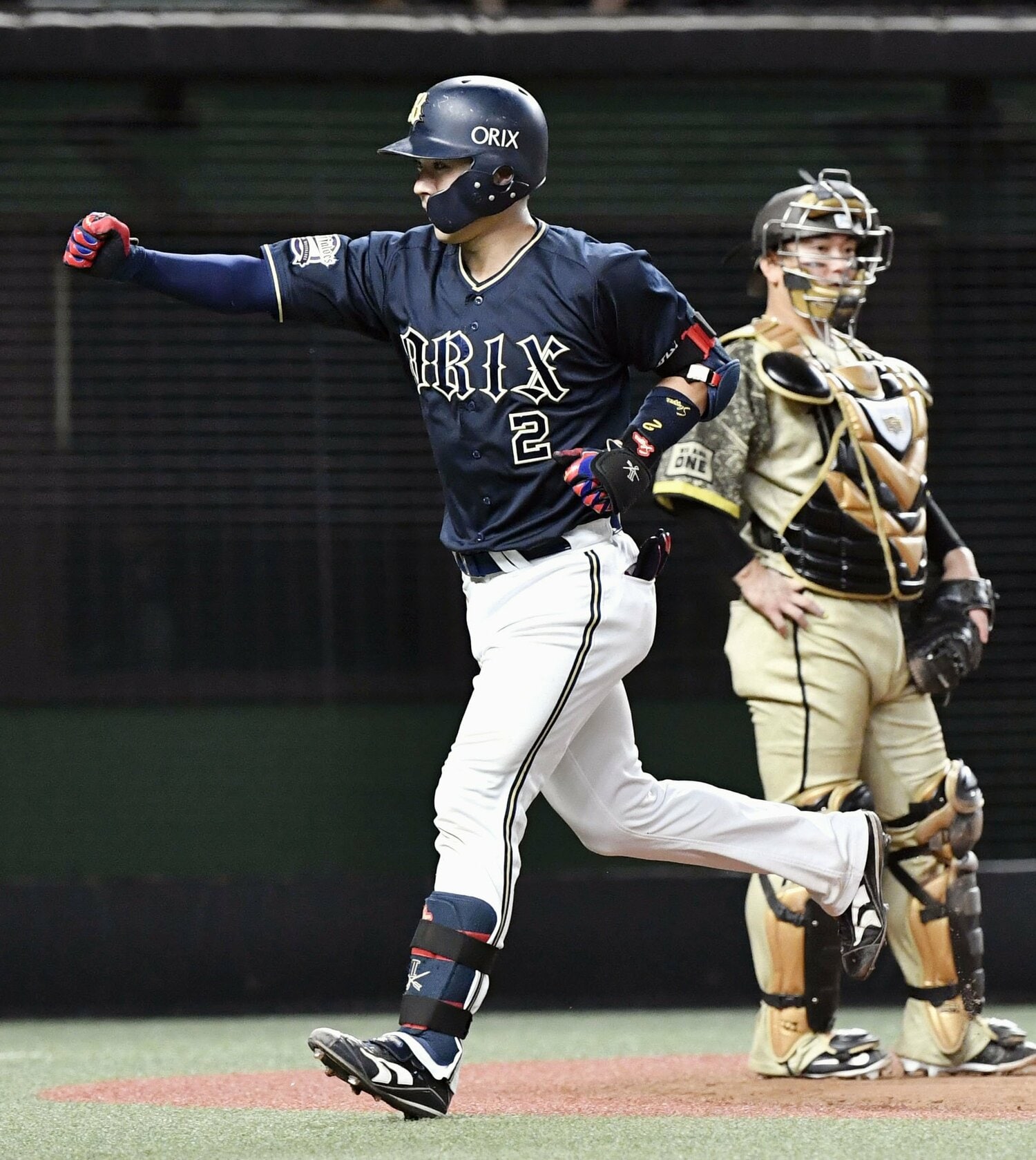 2打席連続ホームランを放った若月を呆然とした表情で見送る西武・森友哉　©︎KYODO