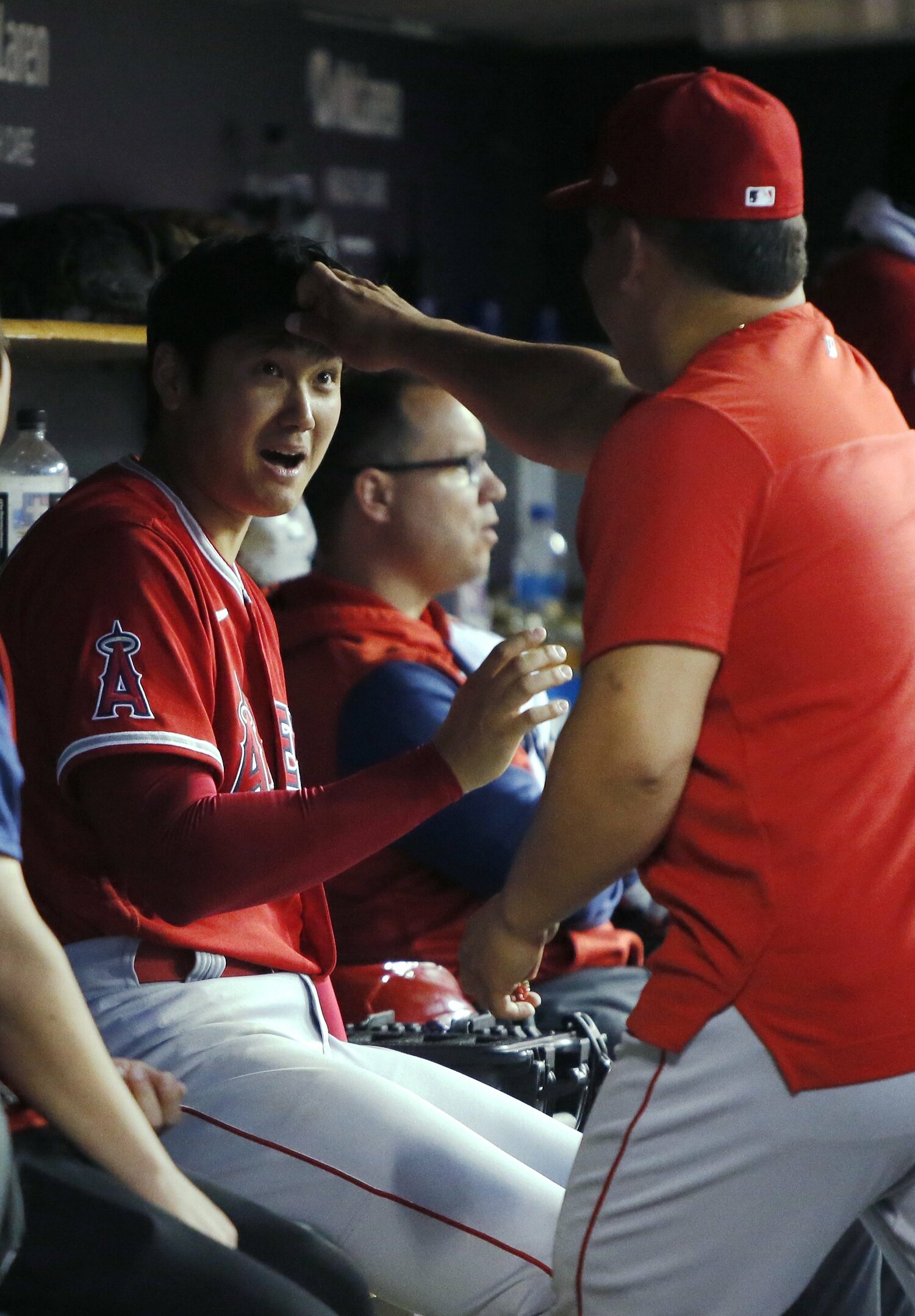 ベンチでホセ・スアレスとふざける大谷 ©Getty Images