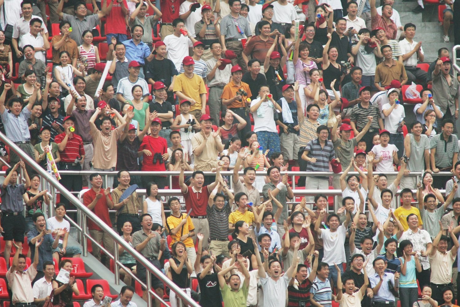 中国で開催された04年のアジアカップ。日本の対戦相手に中国サポーターが声援を送る事態に…　©AFLO
