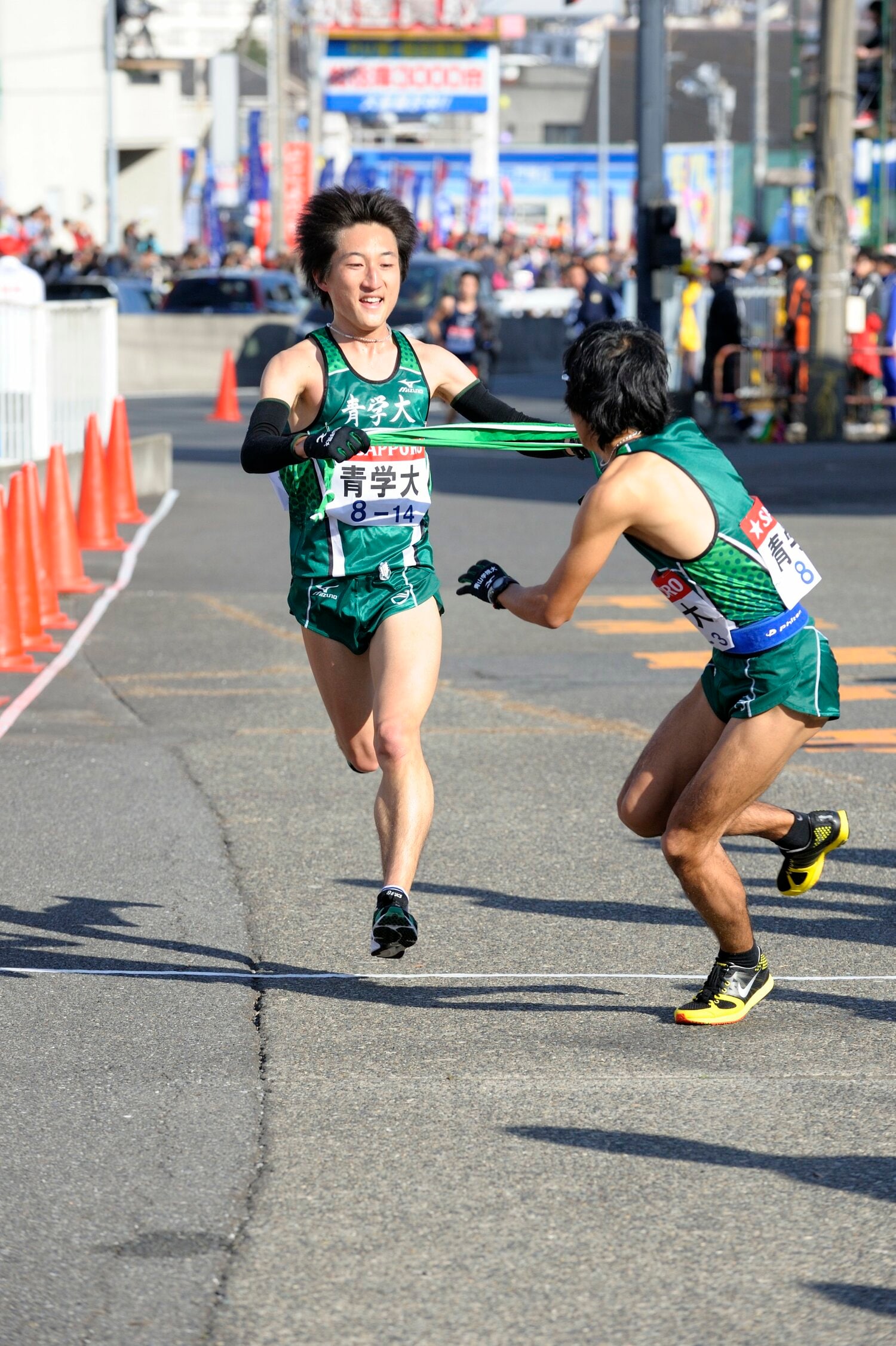 2011年、箱根駅伝「花の2区」で11人抜きを達成しタスキをつなぐ　©Asami Enomoto