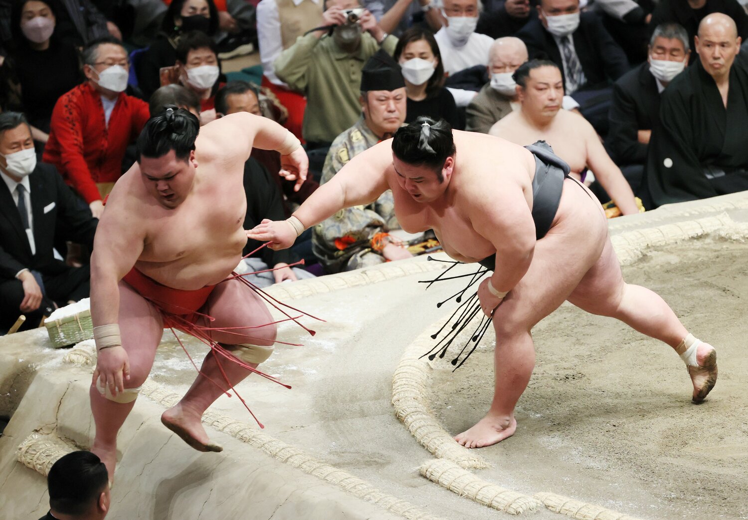 2023年初場所、阿武咲（左）を押し出しで下す貴景勝　©︎JIJI PRESS