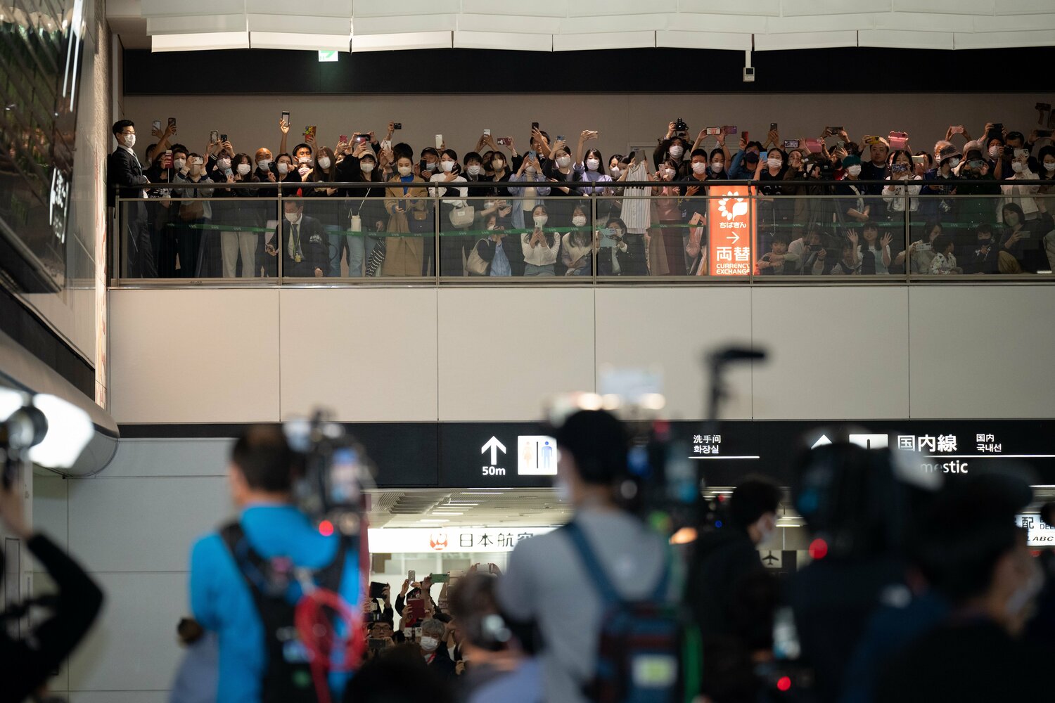 上の階まで人が溢れ返った。若い人が多い印象で老夫婦などはあまり見られなかった　©Shiro Miyake