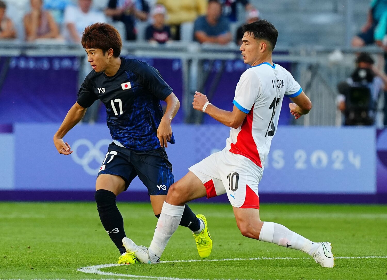 平河が受けた悪質なファウルの瞬間。ビエラはVARによって一発レッドとなった　©NIKKAN SPORTS