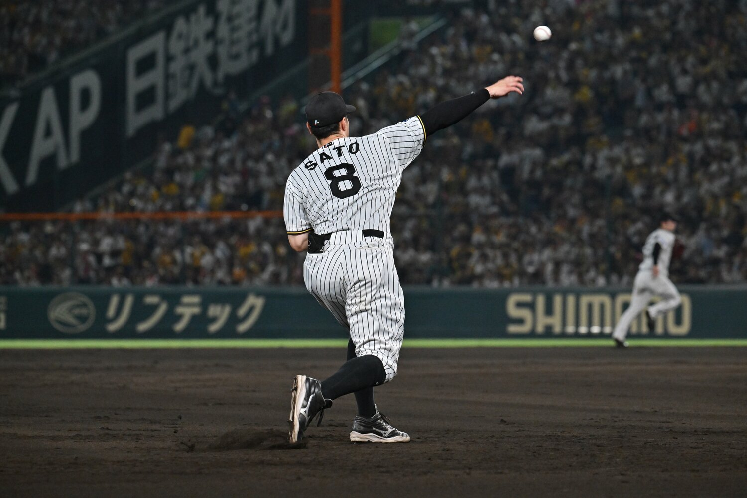 佐藤輝明はサード守備も飛躍的に安定した　©Hideki Sugiyama