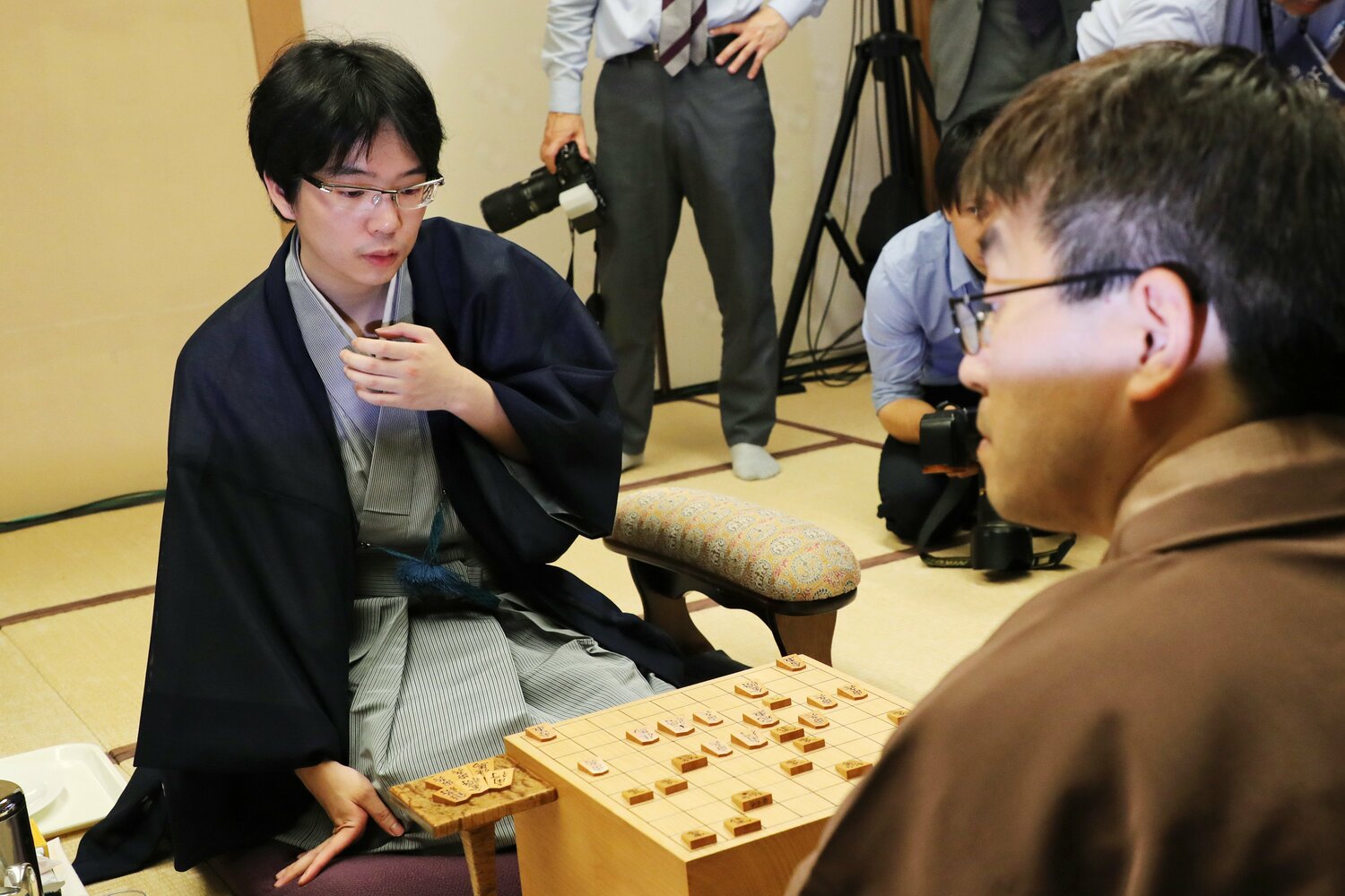 羽生善治二冠（右）に勝ち、初タイトルの棋聖を手にした豊島　©JIJI PRESS