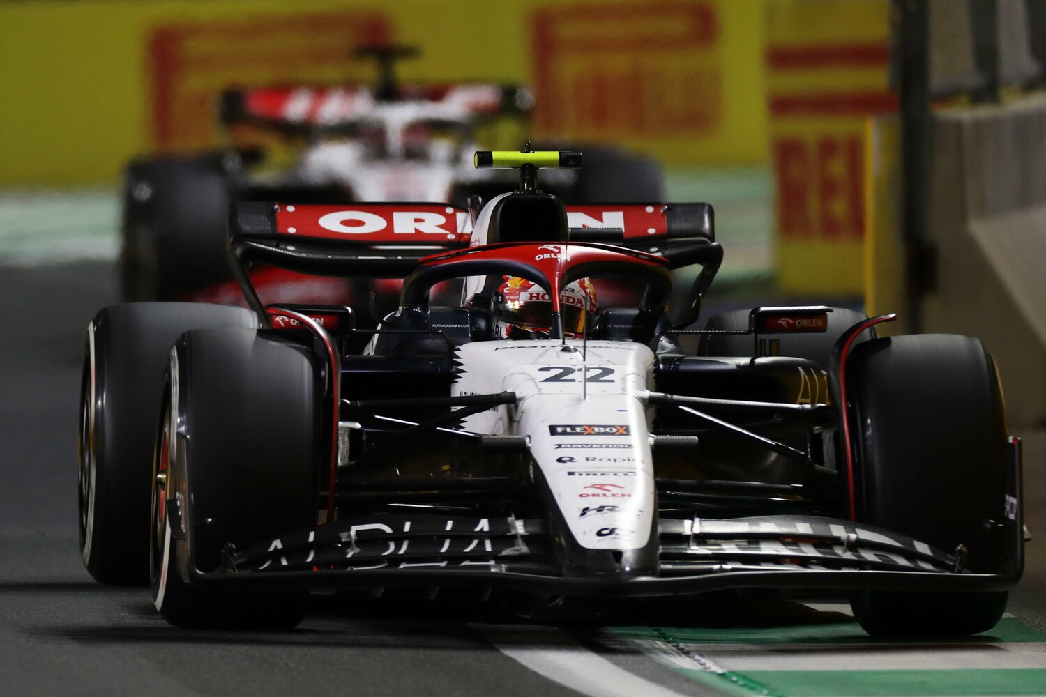 戦闘力に乏しい今季のアルファタウリだが、角田は着実なドライビングの進化を見せている　©Getty Images / Red Bull Content Pool