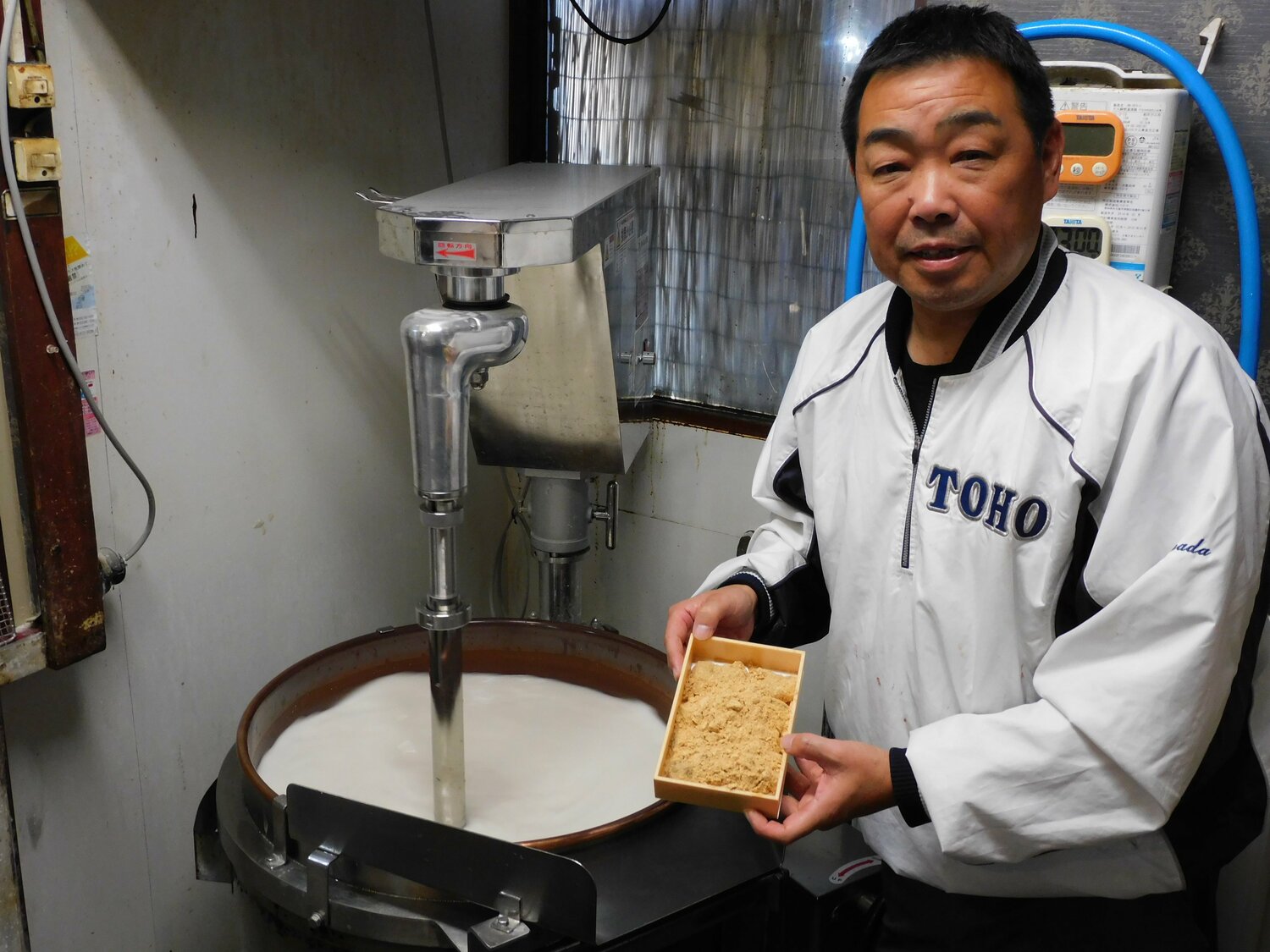 自ら厨房に立ち、販売も行う　©︎NumberWeb