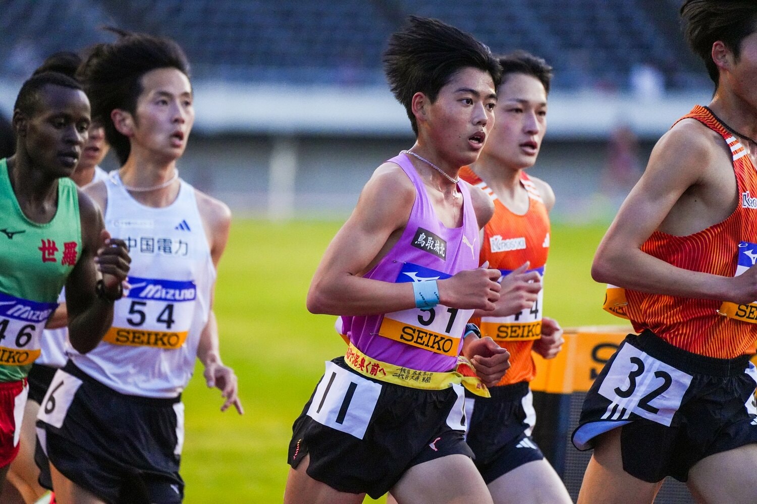 大牟田高の真っ赤なユニフォームを脱ぎ、鳥取城北のシールを貼った仮ユニフォームでレースに出場した本田　©︎Satoshi Wada