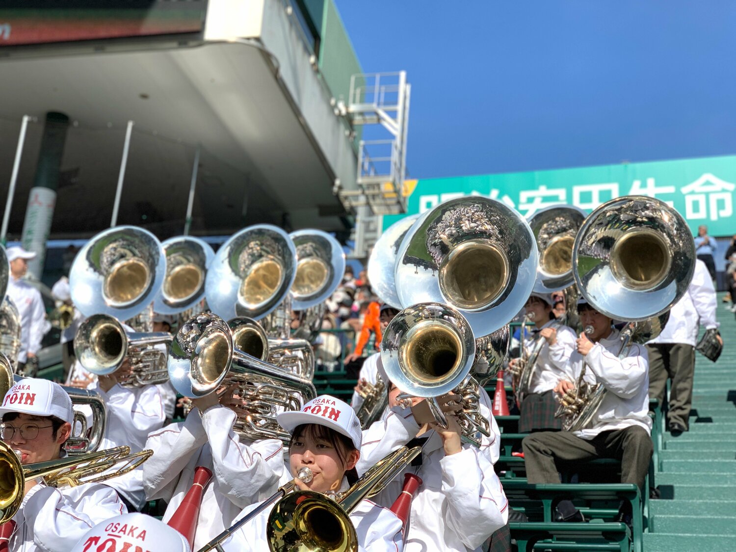 甲子園のスタンドで一際目立つ輝きを放つ大阪桐蔭のスーザフォン（写真は23年選抜大会）　©︎Yukiko Umetsu