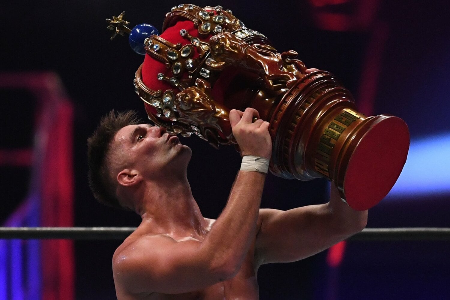 嬉しそうに『NEW JAPAN CUP』のトロフィーにキスをする