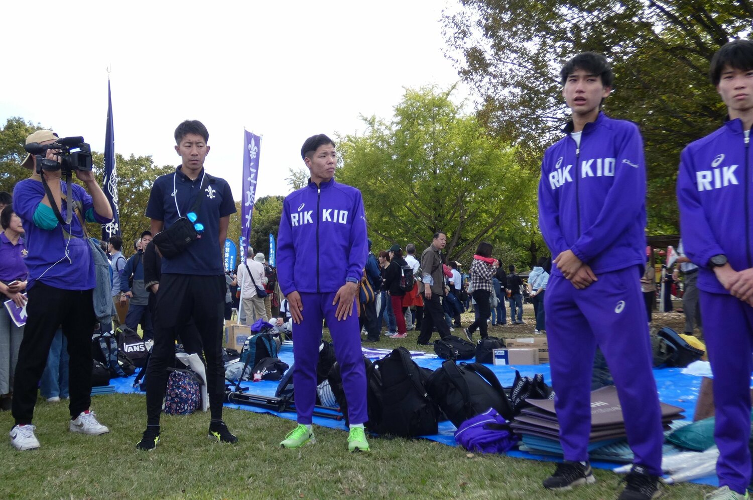 栗本(右から2人目)は予選会後、思いのたけを述べた。左から2人目が上野監督 ©Shun Sato