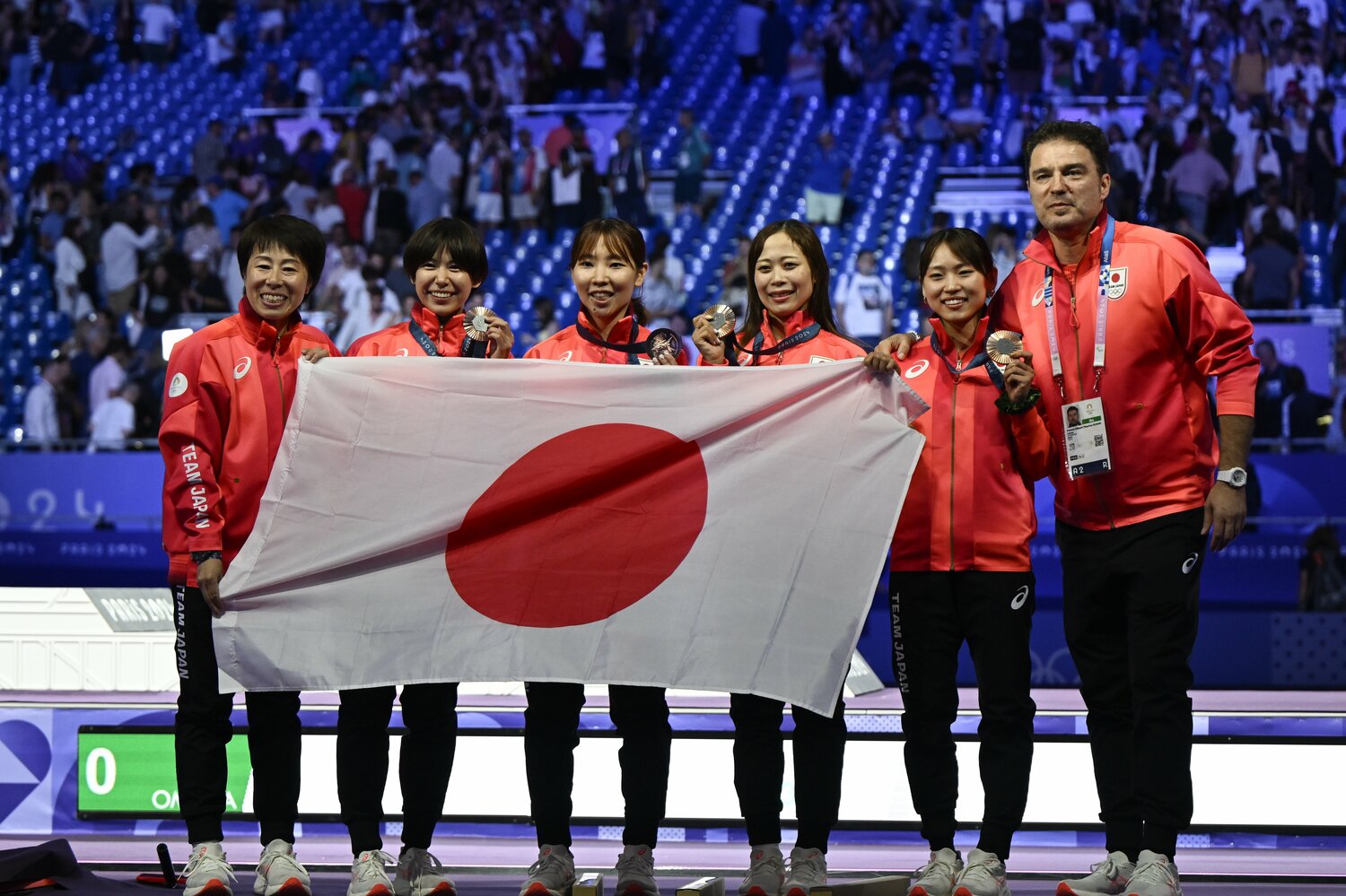 女子フルーレ団体は銅メダル。右端が「パンダから虎になれ」というセリフが有名になったボアダンコーチ ©Asami Enomoto/JMPA