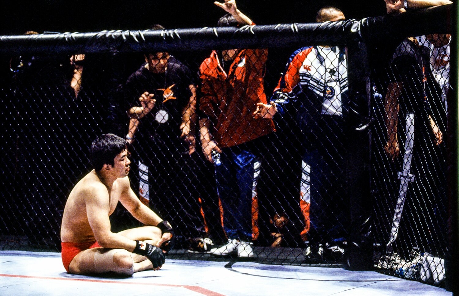 判定に納得がいかず、桜庭はオクタゴンに座り込む