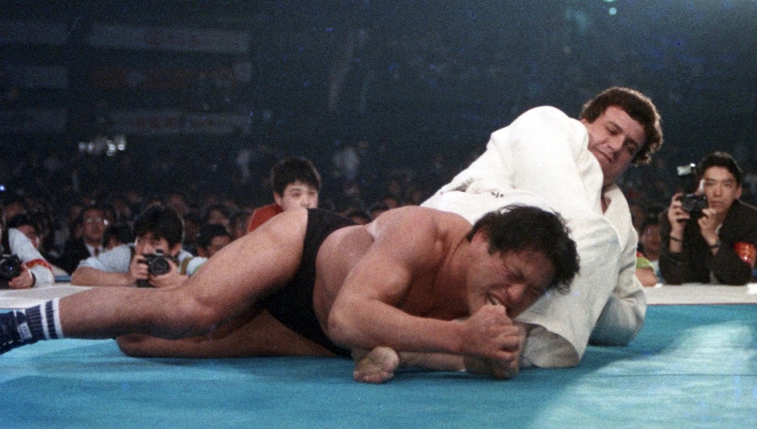 1989年4月24日、東京ドームでのアントニオ猪木対ショータ・チョチョシビリ（旧ソ連・柔道五輪金メダリスト）。猪木が裏投げの連発を食って完敗した　©Sankei Shimbun