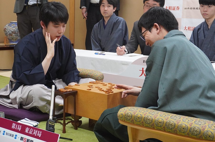 「感想戦…まるで親友」藤井聡太も永瀬拓矢も「名刺交換してくれた!」“神対応”の高見泰地も…名人戦・棋士の素顔にマンガ家が感動した理由<Number Web> photograph by NumberWeb
