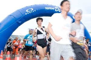 激走する「マメ筋」Aの一走K氏（白いシャツ）。後ろには孫悟空姿のランナーが