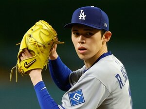 佐々木朗希のナゾ「なぜ落ちた球速が急激に上がった？」ロバーツ監督も口にした“重要人物”の正体…リリーフ崩壊ドジャースを救う“電撃復帰”ウラ側