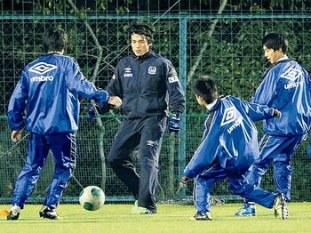 古巣復帰の宮本恒靖が語る、育成で本当に大切なこと。~欧州の指導法から得たものとは~<Number Web> photograph by AFLO