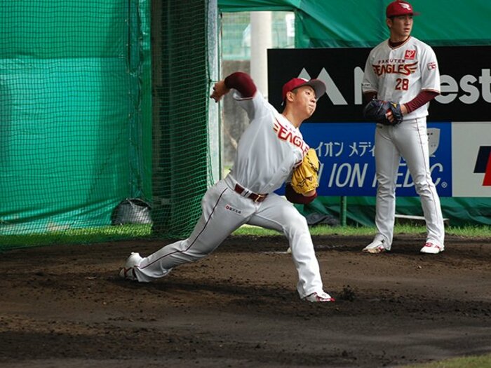 田中将と自主トレの楽天・藤平尚真。新フォームで2年目の覚醒、見えた！＜Number Web＞ photograph by Genki Taguchi