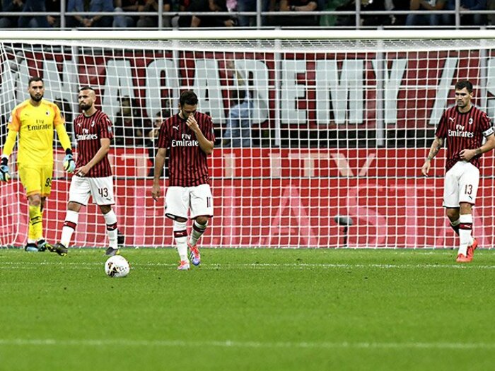 絶不調ミラン、6戦4敗で16位に沈む。再建どころか「降格」を恐れる声も。＜Number Web＞ photograph by Uniphoto Press