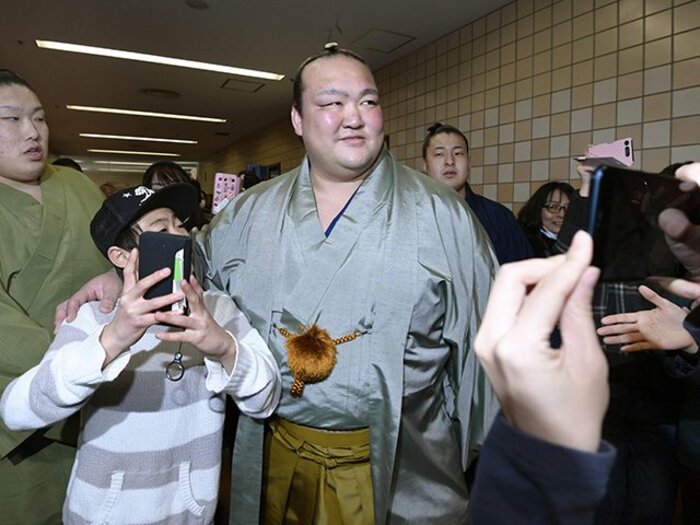 稀勢の里引退で各紙が繰り広げた、「秘話合戦」から何が見えるか。＜Number Web＞ photograph by Kyodo News