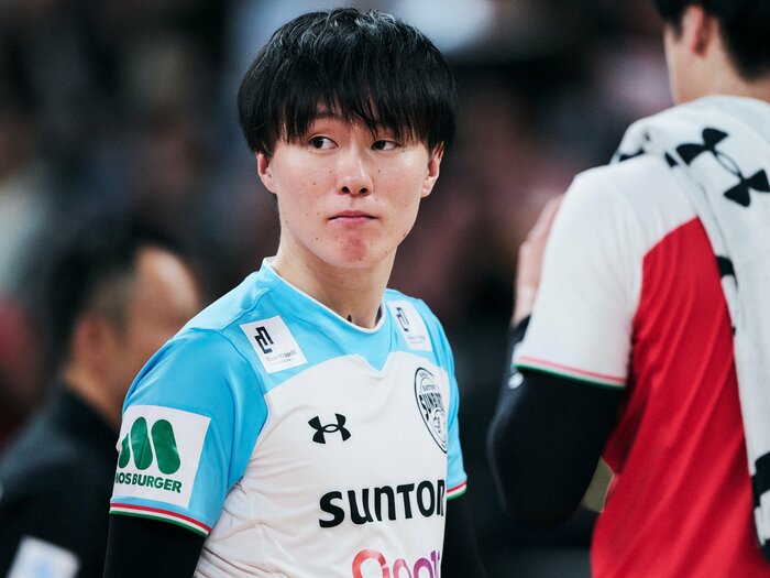 「藍がいて、セキさんがいる安心感」リベロ小川智大（29歳）が明かす“王者サントリー移籍”の理由…ミドル小野寺も期待する“小川効果”とは？＜Number Web＞ photograph by Yuki Suenaga