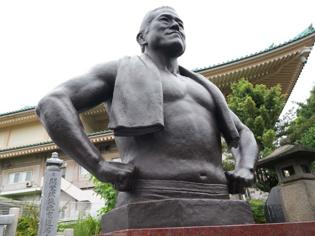 石膏製 手に足を持つ彫刻 約 石膏製 手に足を持つ彫刻 約 美術館で19世紀石膏像の足指を破壊、記念