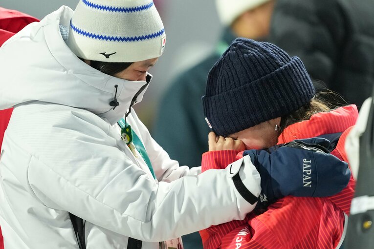 ミラノ五輪混合団体で銅メダルを獲得した高梨。伊藤からのハグに、思わず涙がこぼれた【スワイプするとそのほかの写真もご覧になれます】　©Tsutomu Kishimoto／JMPA