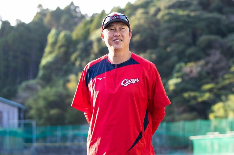 2023年から広島カープの監督を務める新井貴浩が今季限りで退任した阪神・岡田彰布監督のことを語った ／ photograph by Ryo Kawagoe